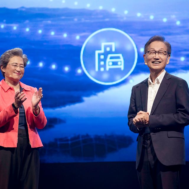 圖2 華碩董事長施崇棠於computex 2024 Amd 開幕主題演講時，揭示華碩正邁向令人雀躍的 ''ubiquitous Ai. Incredible Possibilities'' 新時代。